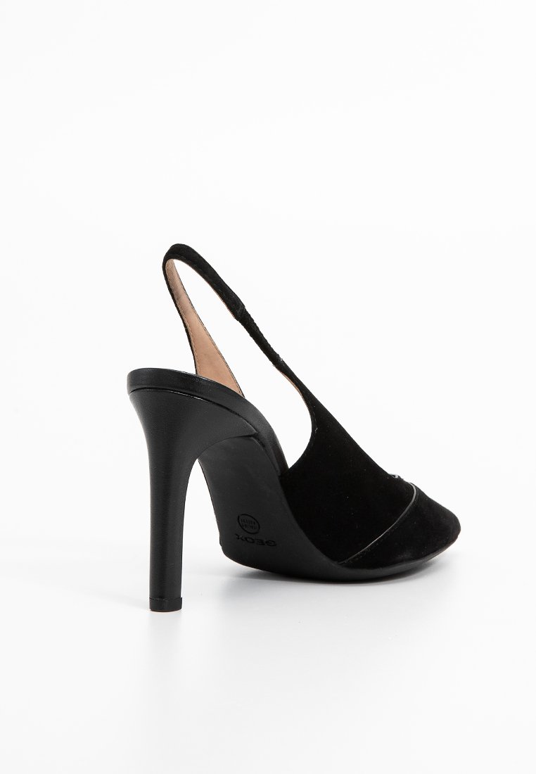 Schwarzer Wildleder Slingback-High Heel mit spitzer Zehenform, geschwungenem Obermaterial und schmalem Stiletto-Absatz. Flacher Absatzboden, minimalistisches Design.