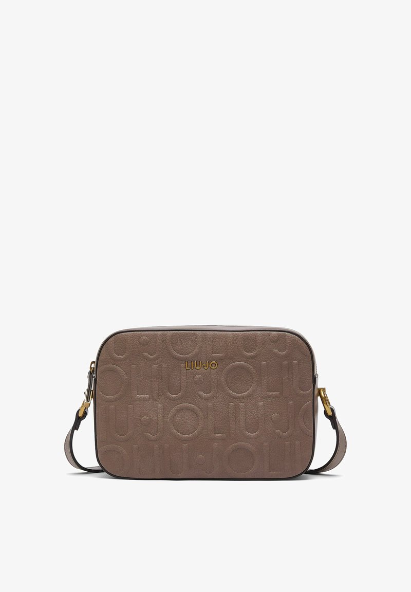 Ορθογώνια καφέ τσάντα crossbody με ανάγλυφο επαναλαμβανόμενο μοτίβο "LIU•JO" και χρυσό λογότυπο της μάρκας στο μπροστινό μέρος, με χρυσά και μαύρα μεταλλικά μέρη στο λουρί.