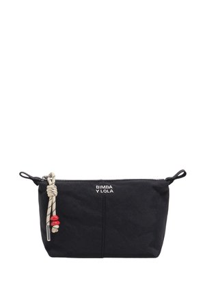 Bolsa rectangular negra con cremallera, con el logo "BIMBA Y LOLA", cordón beige anudado y dos cuentas rojas sujetas al tirador de la cremallera.