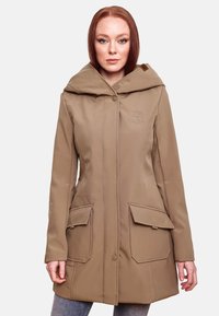Beige waterdichte parka met een grote capuchon, twee voorzakken en geborduurd logo. Glad textuur en op maat gemaakte pasvorm.