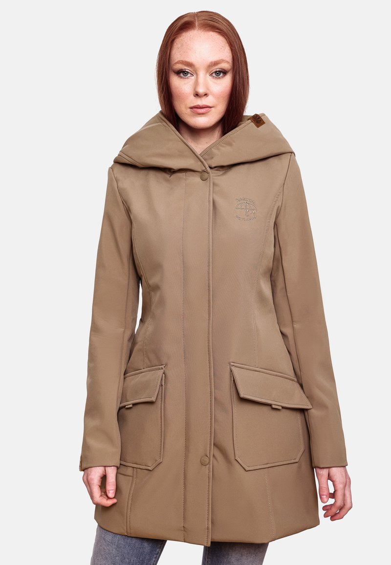 Beige waterdichte parka met een grote capuchon, twee voorzakken en geborduurd logo. Glad textuur en op maat gemaakte pasvorm.