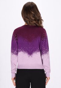 Pulover cu un gradient violet, având un efect ombré strălucitor, care trece de la violet profund la lavandă moale, cu manșete și tiv cu nervuri.