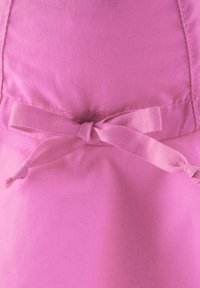 Rosa Stoff mit einer zentralen Schleife aus passendem rosa Band. Die Textur wirkt glatt mit einem leichten Glanz.