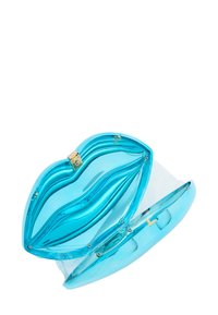 En gennemsigtig blå akryl clutch formet som læber, med buede riller og en guld lukning. Glat tekstur med et unikt design.