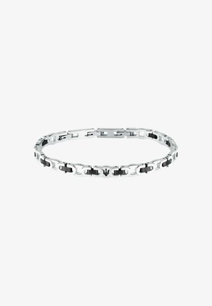 Bracciale in metallo argento con maglie intrecciate e accenti neri, superficie liscia e dettagli hardware rettangolari.
