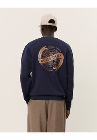 Les Deux GLOBE - Ikdienas džemperis - dark navy/tobacco brown