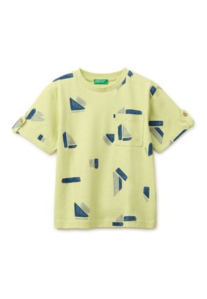 Hellgrünes kurzärmeliges T-Shirt mit blauen und grauen geometrischen Segelbootmustern, einer Brusttasche und mit Knöpfen versehenen Ärmelriegeln.