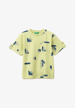 Lichtgroen T-shirt met korte mouwen met blauwe en grijze geometrische zeilbootpatronen, een borstzak en met knopen afgesloten mouwtabs.