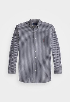 Sjøgrønn og hvit stripete langermet skjorte med krage og en liten brodert logo på brystet. Laget av lettvektig stoff.