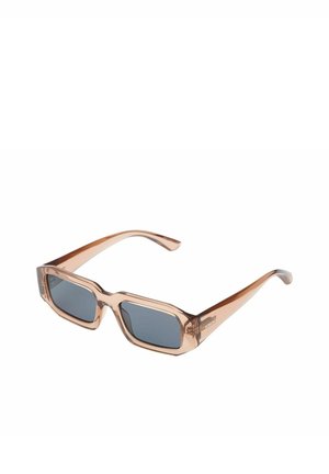 Rechthoekige zonnebril met doorschijnende bruine monturen en donker getinte glazen, schuin weergegeven om de linkerzijde en voorkant te tonen.