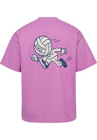 Lilla bomulds t-shirt med et stort grafisk motiv af en karakter med et volleyball-hoved, iført et hvidt outfit og sorte sko på ryggen.