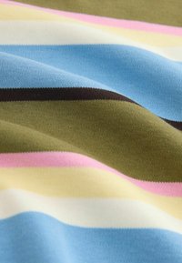 Pruhovaná látka s střídavými vodorovnými pruhy modré, světle růžové, olivově zelené, žluté a krémové barvy, s jemným texturovaným pleteným vzorem.