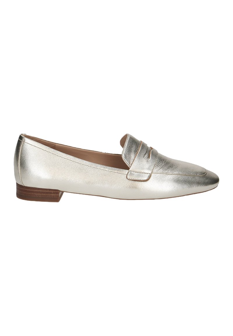 Metalen gouden loafers met een gladde leren afwerking, ronde neus en een kleine gestapelde hak. Heeft een decoratieve band over de wreef.
