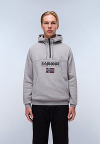 Felpa grigia con cappuccio e tasca frontale, dotata di una patch con logo e bandiera norvegese. Tessuto morbido e design a maglia con dettagli a contrasto.