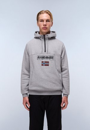 Grijze hoodie met een voorzak, voorzien van een logo patch en de Noorse vlag. Zacht materiaal en pullover ontwerp met contrasterende details.