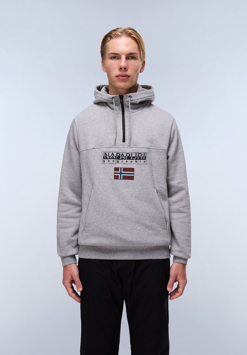 Felpa grigia con cappuccio e tasca frontale, dotata di una patch con logo e bandiera norvegese. Tessuto morbido e design a maglia con dettagli a contrasto.