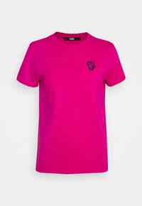 Camiseta rosa de algodón con mangas cortas, cuello redondo y un pequeño logo bordado en negro en el pecho. Textura suave, ajuste clásico.
