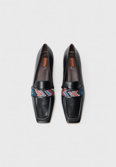 Kruv black leather loafers, mille testiga nurgahobused ja multicolour zigzag-musteriga ribad esisees.