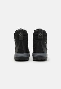 Botas de senderismo negras que presentan una combinación de material de ante y malla, diseño de media caña, talón reforzado y suela de goma texturizada para un mejor agarre.
