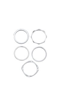 Sæt af fem sølvfarvede metalringene i forskellige former og tykkelser, med teksturerede kanter og glatte overflader, arrangeret i en klynge.