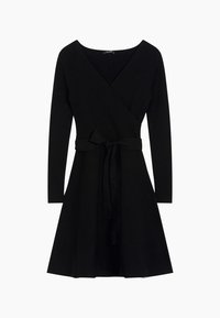Svart omlotklänning i ribbat tyg med långa ärmar, djup V-ringning och ett knytbälte vid midjan, som övergår i en utsvängd kjol.