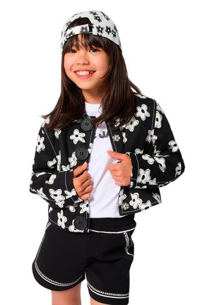 Zwarte jas met witte bloemmotieven, voorzien van zwarte knopen; gecombineerd met een wit shirt, zwarte short en een bijpassende pet.