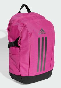 Pink rygsæk med sort bund, top håndtag og justerbar rem. Har Adidas-logo og tre lodrette striber i sort. Struktureret stof.
