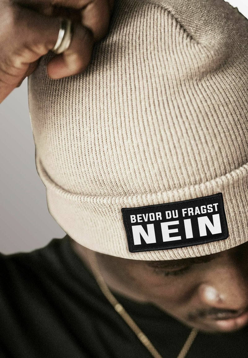 MoonWorks PATCH MIT SPRUCH BEVOR DU FRAGST - NEIN AUFDRUCK LUSTIG - Beanie - beige