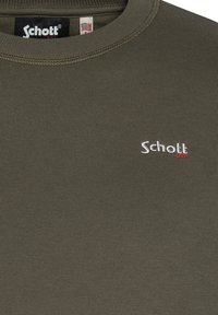 Camisa de algodón ribeteada en verde oliva con cuello redondo. Presenta un logotipo bordado en blanco "Schott" con acento rojo.