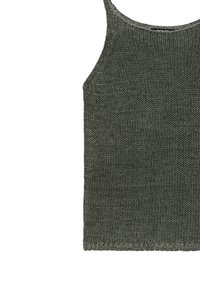 Top a canottiera grigia a maglia con spalline sottili, caratterizzato da una texture liscia e una forma aderente. L'orlo è dritto, con una finitura a coste discreta.