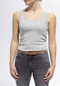 Grijze katoenen tanktop met een ronde hals, gecombineerd met donkergrijze denim jeans en een gemusterde bruine riem. Gladde textuur, casual pasvorm.