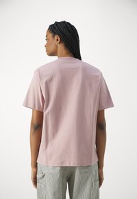 Carhartt WIP AMERICAN SCRIPT - T-shirt basique - glassy pink