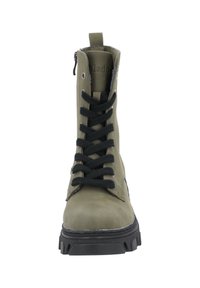 Botín de combate con cordones en piel de color verde oliva; cordones negros, puntera redonda, suela texturizada, cremallera lateral, costuras reforzadas y asa de pull.