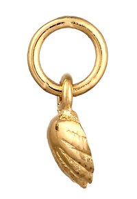 Charm en ton doré avec un design d'aile, attaché à une boucle circulaire. La texture est lisse avec des motifs de plume détaillés.