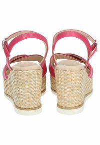 Sandali con tacco a cuneo in finta pelle rosa con dettagli in juta intrecciata, cinturino alla caviglia regolabile e suola in gomma bianca. Design con tacco aperto.