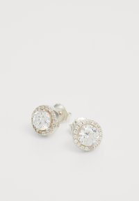 Boucles d'oreilles rondes avec une grande pierre transparente entourée de petites pierres transparentes, montées en métal argenté avec une finition polie.