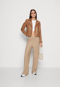 Pieces PCSUSSE JACKET - Skinnjakke - root beer