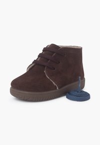 Botas de tobillo de ante marrón con un suave forro interior, que presentan dos cordones marrón oscuro y una suela de goma texturizada. Incluye un cordón extra azul.