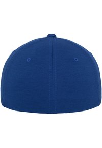 Căciulă de baseball albastră, cu o textură de material neted, cu vizor curbat și un buton deasupra. Dispune de șase guri de ventilație pentru respirabilitate.