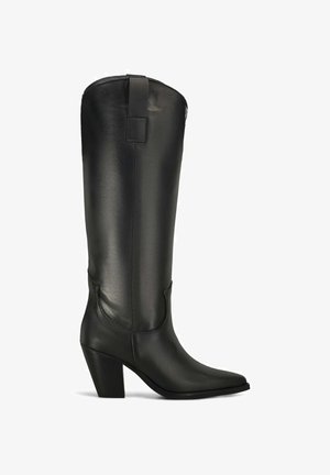 Zwarte leren laars tot aan de knie met een spitse neus en een schuin geplaatste blokhak, voorzien van een treklus aan de bovenkant.