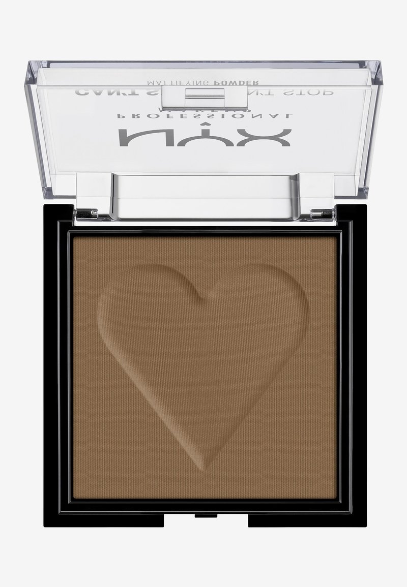 Compact de bronzer avec un couvercle transparent, une base noire et une empreinte en forme de cœur sur une surface de poudre lisse, mate et brun moyen.