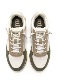 Sneaker mit weißem Mesh-Obermaterial, beigen Wildlederakzenten und grünen strukturierten Overlays. Abgerundete Spitze und weiße Schnürsenkel mit einer gelben Außensohle.
