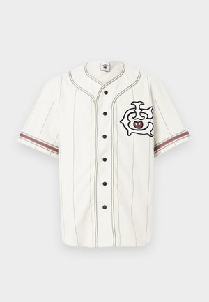 Biała koszulka z krótkim rękawem, zapinana na czarne guziki i ozdobiona cienkimi paskami, z dużym haftowanym logo z akcentami w kolorze czerwonym i czarnym na lewej piersi.