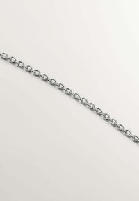 Accesorio de cadena metálica con formas ovaladas entrelazadas, color plateado, textura suave y espaciado uniforme entre los eslabones, adecuado para el diseño de joyas.