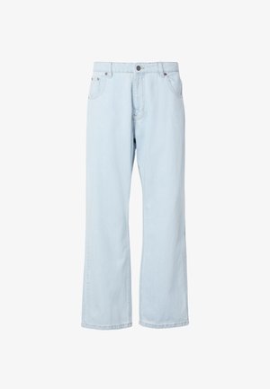 Gai zils džinsu audums ar brīvu piegriezumu, taisnām kājām un piecām kabatām. Minimālas šuvju detaļas un viena pogas aizdare.