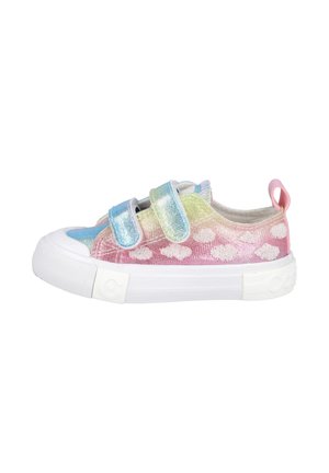 Zapatilla multicolor con un acabado metálico, que presenta un patrón de nubes, suela blanca y doble tirante. Textura suave y diseño de punta redondeada.