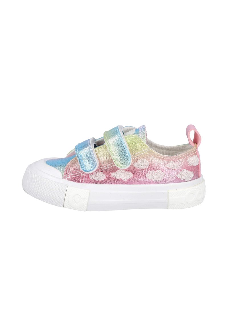 Zapatilla multicolor con un acabado metálico, que presenta un patrón de nubes, suela blanca y doble tirante. Textura suave y diseño de punta redondeada.