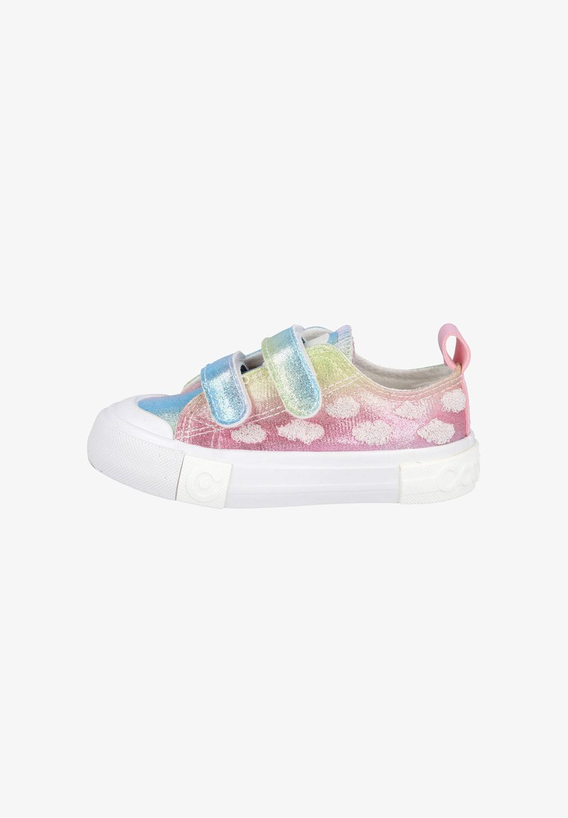 Zapatilla multicolor con un acabado metálico, que presenta un patrón de nubes, suela blanca y doble tirante. Textura suave y diseño de punta redondeada.