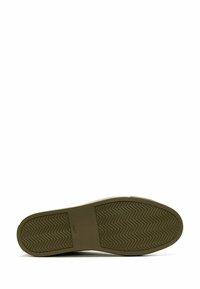 Grüner Gummi-Sohle mit Zickzackmuster, flaches Design und strukturierte Oberfläche. Keine sichtbaren Marken oder zusätzlichen Details.