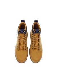 Un paio di stivali in pelle beige U.S. Polo Assn. con lacci, collari imbottiti blu, cuciture in vista e linguette sul retro.